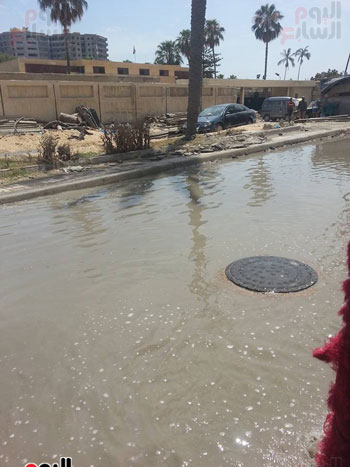 مياه الصرف تغرق منطقة المندرة بالاسكندرية  (7)