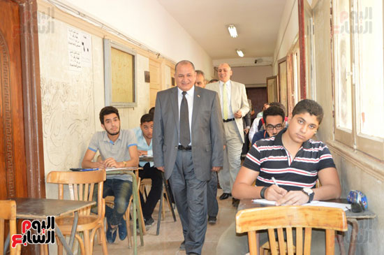 رئيس جامعة طنطا يتفقد سير أعمال امتحانات الفصل الدراسى الثانى (5)
