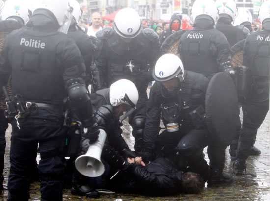 إصابات فى صفوف الشرطة ومتظاهرين فى بلجيكا (4)