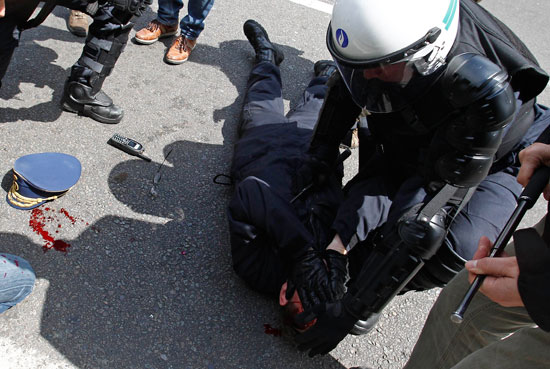 إصابات فى صفوف الشرطة ومتظاهرين فى بلجيكا (6)