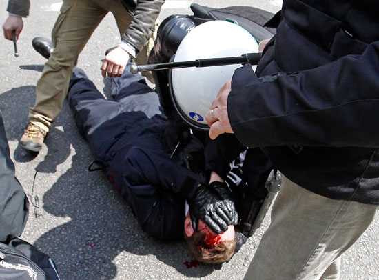 إصابات فى صفوف الشرطة ومتظاهرين فى بلجيكا (7)