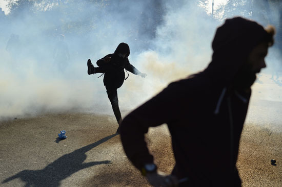 اشتباكات-الشرطة-الفرنسية-مع-المتظاهرين-(1)