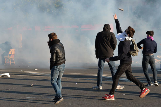 اشتباكات-الشرطة-الفرنسية-مع-المتظاهرين-(4)