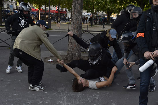 اشتباكات-الشرطة-الفرنسية-مع-المتظاهرين-(8)