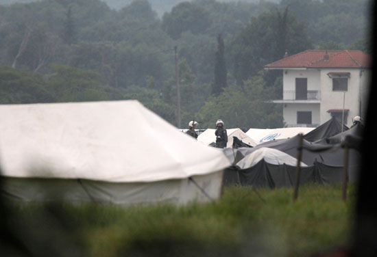 الشرطة اليونانية تُخلى مخيم للاجئين فى أيدومينى  (1)