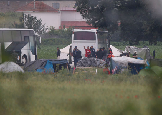 الشرطة اليونانية تُخلى مخيم للاجئين فى أيدومينى  (3)