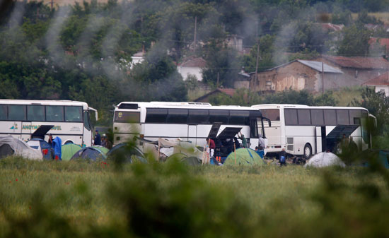 الشرطة اليونانية تُخلى مخيم للاجئين فى أيدومينى  (4)