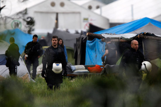 الشرطة اليونانية تُخلى مخيم للاجئين فى أيدومينى  (5)