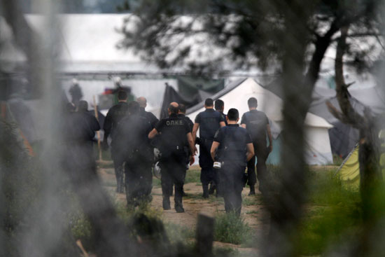 الشرطة اليونانية تُخلى مخيم للاجئين فى أيدومينى  (7)