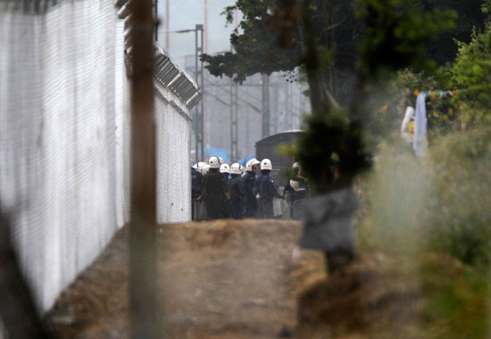 الشرطة اليونانية تُخلى مخيم للاجئين فى أيدومينى  (8)