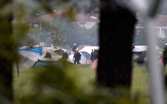 الشرطة اليونانية تُخلى مخيم للاجئين فى أيدومينى  (9)