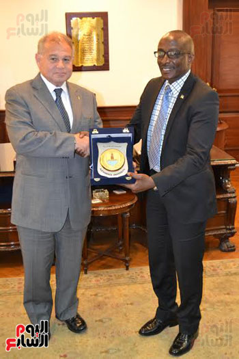 رئيس جامعة الإسكندرية ، سفير جمهورية رواندا (1)