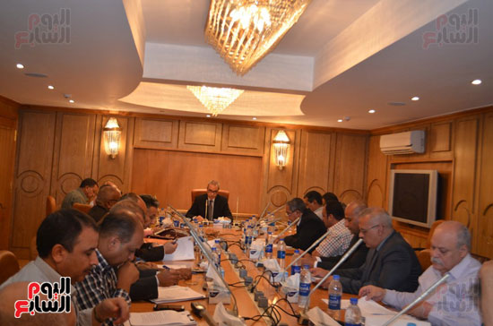 اجتماع، عبد الحميد الهجان، محافظ قنا ،أعضاء مجلس إدارة، المناطق الصناعية (1)