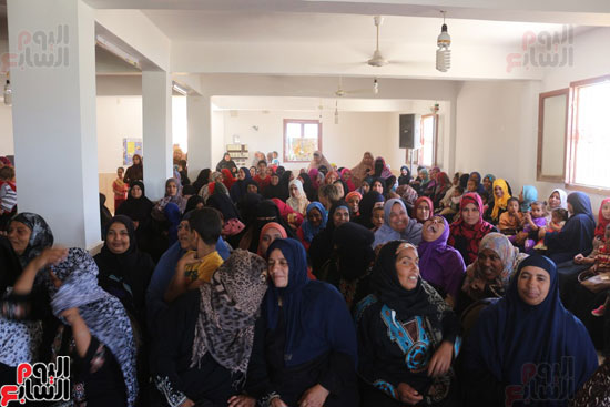 محافظ السويس بلقاء المجلس القومى للمرأة بقرية الشلوفة (1)