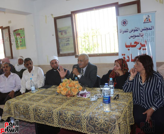 محافظ السويس بلقاء المجلس القومى للمرأة بقرية الشلوفة (2)
