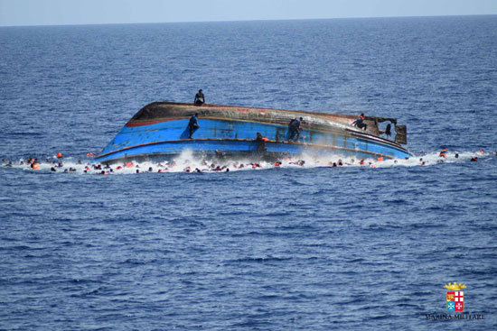 البحرية الإيطالية انقلاب قارب مهاجرين وانتشال 5 جثث (1)