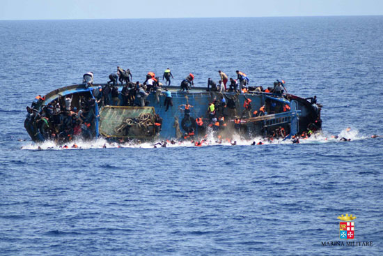 البحرية الإيطالية انقلاب قارب مهاجرين وانتشال 5 جثث (2)