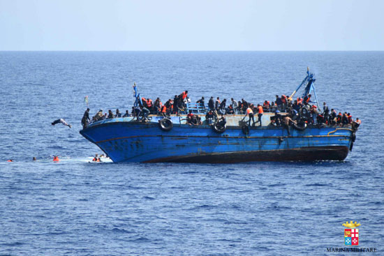 البحرية الإيطالية انقلاب قارب مهاجرين وانتشال 5 جثث (3)