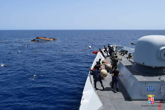 البحرية الإيطالية انقلاب قارب مهاجرين وانتشال 5 جثث (11)