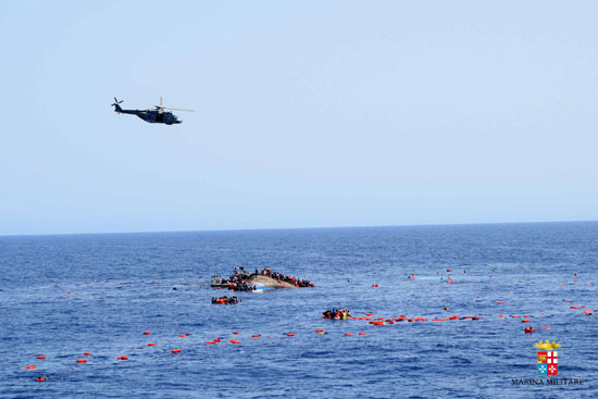 البحرية الإيطالية انقلاب قارب مهاجرين وانتشال 5 جثث (4)