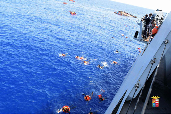 البحرية الإيطالية انقلاب قارب مهاجرين وانتشال 5 جثث (5)