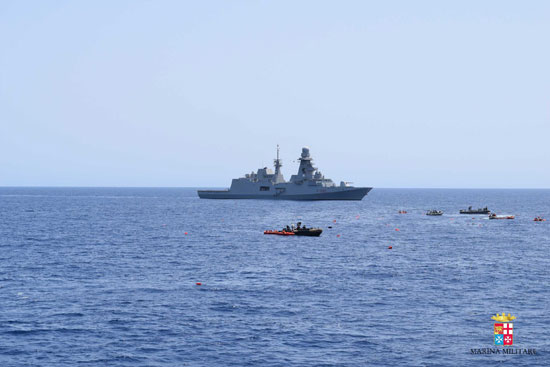 البحرية الإيطالية انقلاب قارب مهاجرين وانتشال 5 جثث (7)