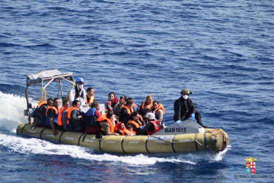 البحرية الإيطالية انقلاب قارب مهاجرين وانتشال 5 جثث (8)