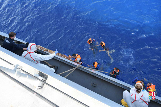 البحرية الإيطالية انقلاب قارب مهاجرين وانتشال 5 جثث (9)