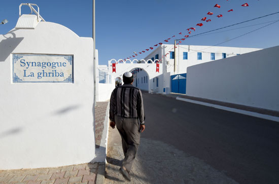 تونس تشدد الإجراءات الأمنية مع بدء موسم الحج اليهودى بمدينة جربة (1)