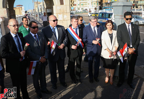 وفد برلمانى فرنسى يلقى زهورًا بشواطئ الإسكندرية على ضحايا الطائرة (1)