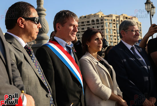 وفد برلمانى فرنسى يلقى زهورًا بشواطئ الإسكندرية على ضحايا الطائرة (4)