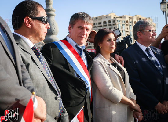 وفد برلمانى فرنسى يلقى زهورًا بشواطئ الإسكندرية على ضحايا الطائرة (5)