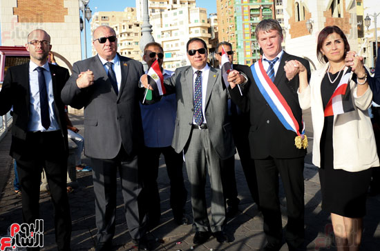 وفد برلمانى فرنسى يلقى زهورًا بشواطئ الإسكندرية على ضحايا الطائرة (6)