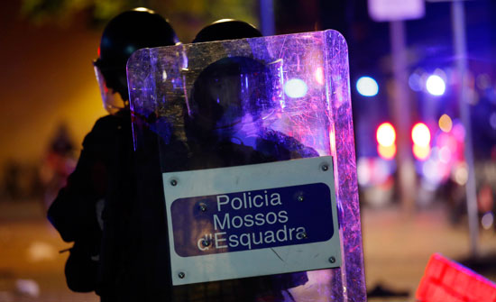 اشتباكات بين الشرطة الإسبانية ومتظاهرى واضعى اليد على الأراضى (13)