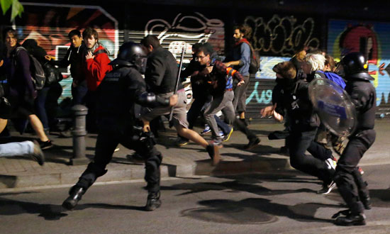 اشتباكات بين الشرطة الإسبانية ومتظاهرى واضعى اليد على الأراضى (15)