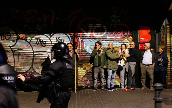 اشتباكات بين الشرطة الإسبانية ومتظاهرى واضعى اليد على الأراضى (16)