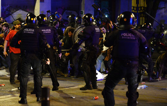 اشتباكات بين الشرطة الإسبانية ومتظاهرى واضعى اليد على الأراضى (6)