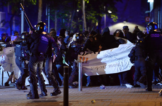 اشتباكات بين الشرطة الإسبانية ومتظاهرى واضعى اليد على الأراضى (7)