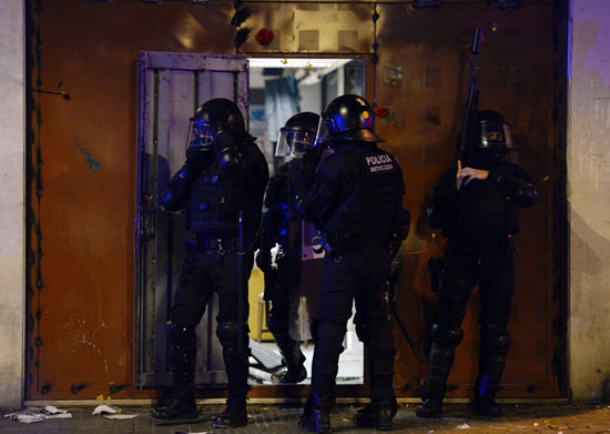 اشتباكات بين الشرطة الإسبانية ومتظاهرى واضعى اليد على الأراضى (9)