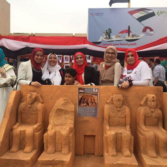 مصريون بالإمارات يدعمون مصر للطيران  (7)