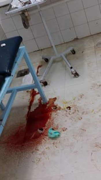 بقع الدماء تلطخ أرضية مستشفى دقادوس العام بـالدقهلية (1)