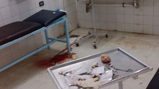 بقع الدماء تلطخ أرضية مستشفى دقادوس العام بـالدقهلية (3)
