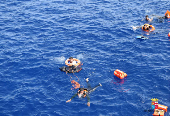 البحرية الليبية تنقذ 500 مهاجر غير شرعى قرب سواحل صبراتة  (1)