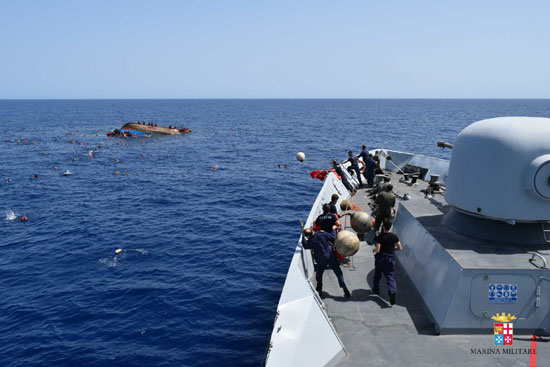 البحرية الليبية تنقذ 500 مهاجر غير شرعى قرب سواحل صبراتة  (2)