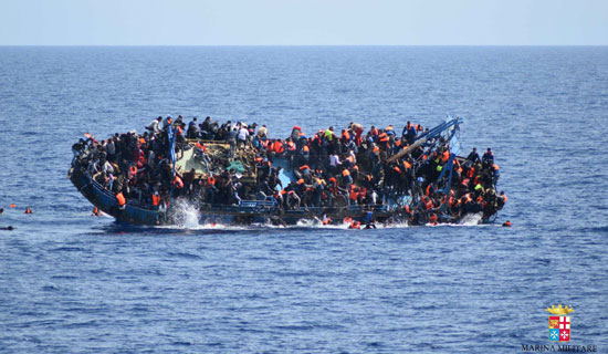 البحرية الليبية تنقذ 500 مهاجر غير شرعى قرب سواحل صبراتة  (3)