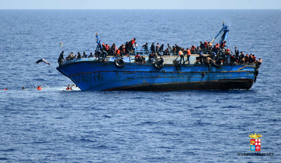 البحرية الليبية تنقذ 500 مهاجر غير شرعى قرب سواحل صبراتة  (4)