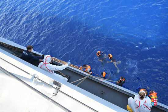 البحرية الليبية تنقذ 500 مهاجر غير شرعى قرب سواحل صبراتة  (7)