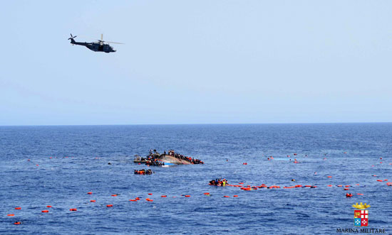 البحرية الليبية تنقذ 500 مهاجر غير شرعى قرب سواحل صبراتة  (8)