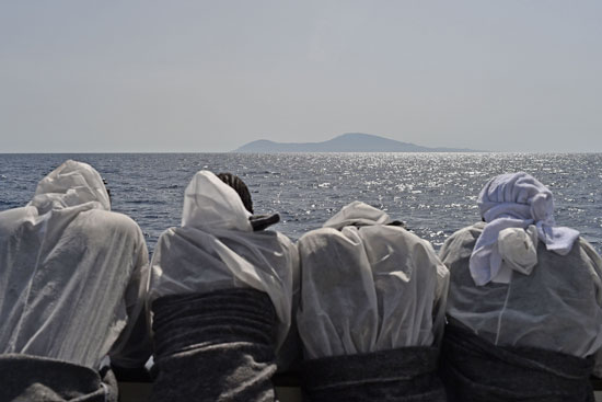 سفينة اكواريوس فسحة أمل للمهاجرين سعيا وراء الحلم الأوروبى (7)