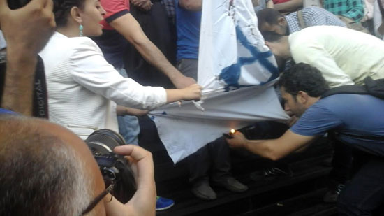 محتجون يحرقون العلم الإسرائيلى على سلالم الصحفيين (1)